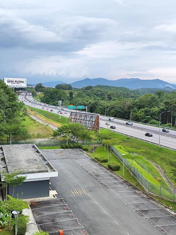 Putra 1 Pool Homestay Bandar Seri Putra Kampong Sungai Buah Exterior foto