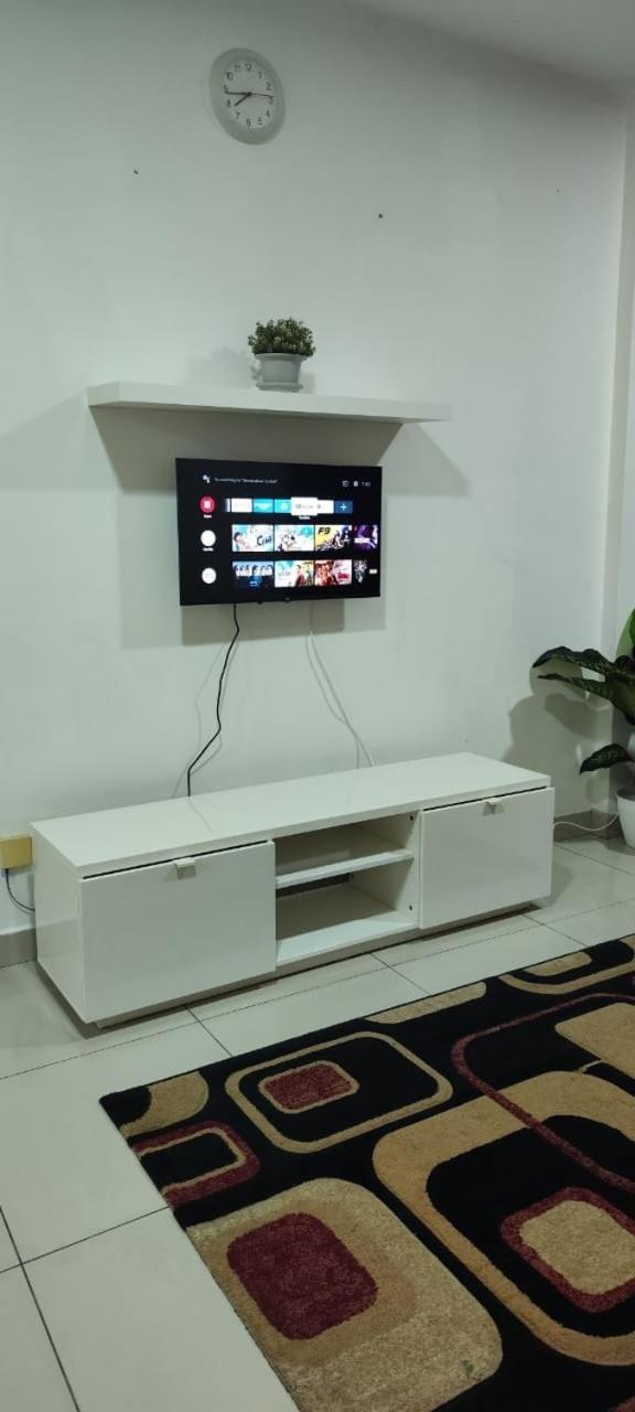 Putra 1 Pool Homestay Bandar Seri Putra Kampong Sungai Buah Exterior foto